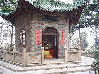 Láiguǒ's Tomb located across from Gāomín Temple, Yángzhōu. 2005.